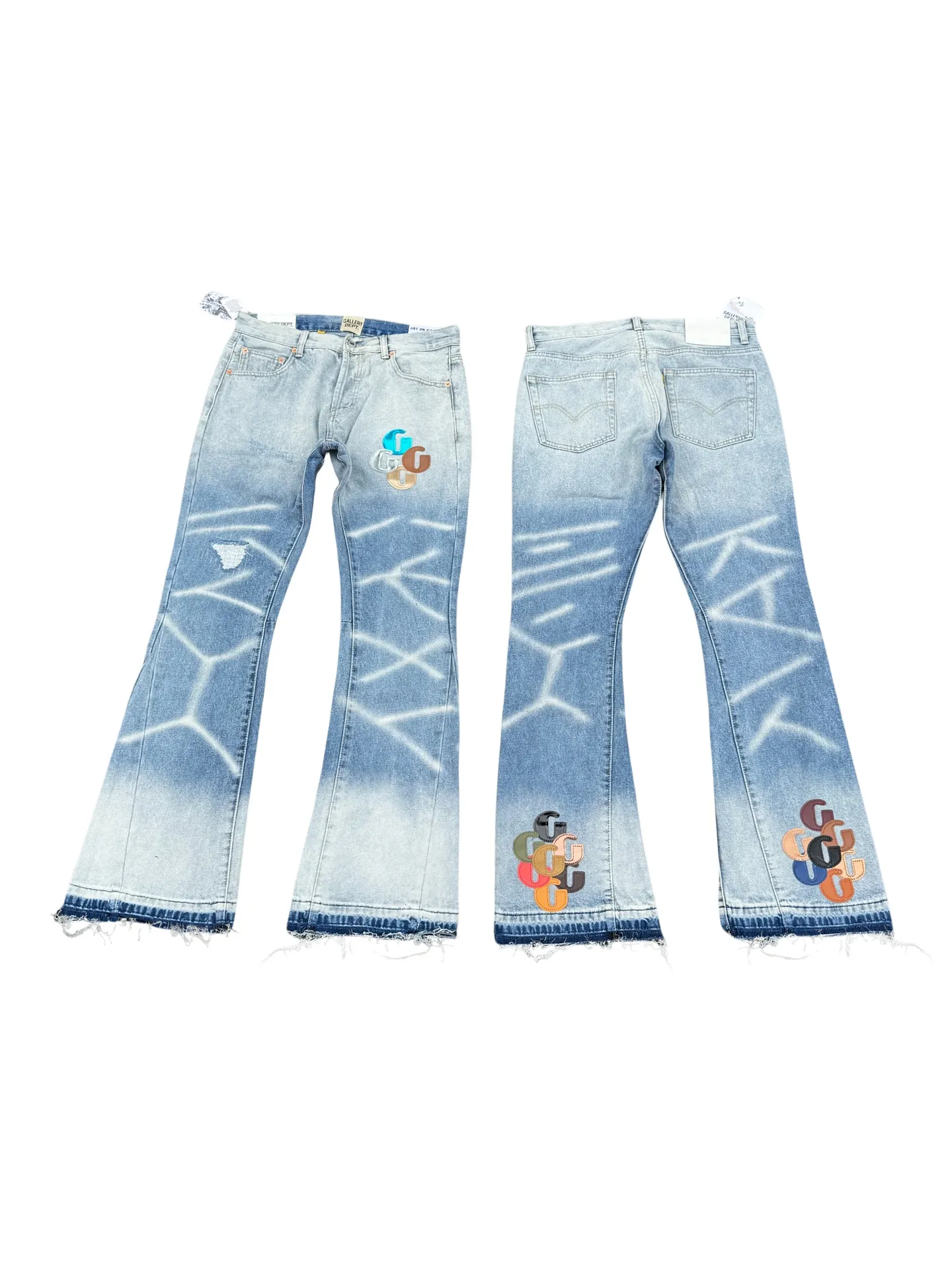 P240💰G66 GALLERY DEPT. Denim spliced ​​with all-over printed leather ripped bell-bottoms, washed and distressed jeans. GALLERY is attracted by these bell-bottoms. Whether it is a reset of Carhartt or Levis, it has created a strong brand style. Since these pants are modified from rare vintage, the production capacity is limited. Therefore, after many icons wore them, these pants were once hard to find. Later, perhaps due to the improvement of GD's business in the past two years and the expansion of production lines, the brand itself lowered the price, so I can't wait any longer for these pants this year and will definitely buy them. During the process of the denim washing plant, the owner of the washing plant helped introduce a boss who had worked for Levi's foundry and started his own business. This also paved the way for the following styles. Therefore, Levi's remodeled single product for the base plate is really familiar. Whether it is the fabrics supplied or the lathes used in production, there is nothing to choose from. -Color: blue -Size: S-XXL (corresponding to 28-36)